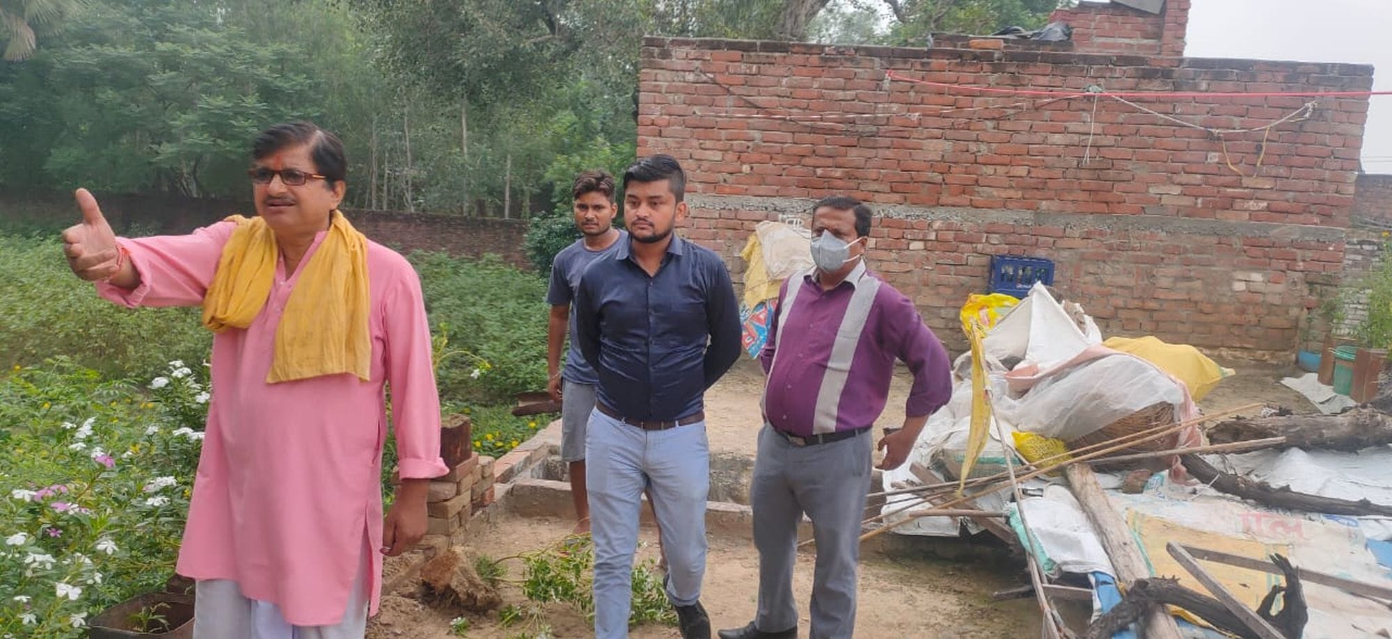 आरोपी के घर में हुई तोड़फोड़ का आकलन करते राजस्व निरीक्षक व लेखपाल आरोपी के घर में हुई तोड़फोड़ का आकलन करते राजस्व निरीक्षक व लेखपाल