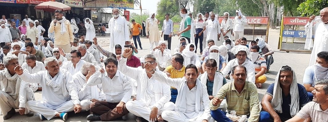  जामनी चौक पर रोड जाम करते किसान और आढ़ती।