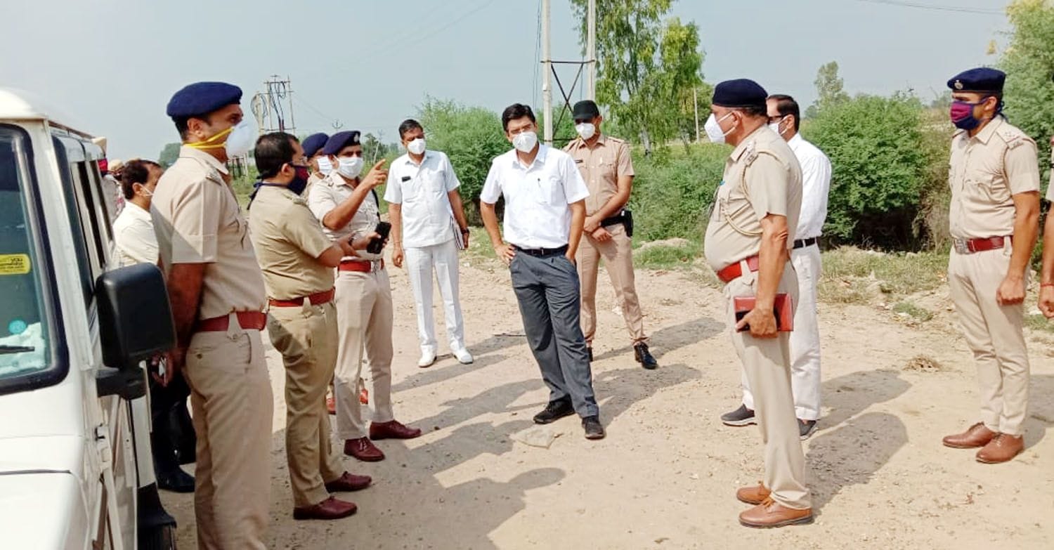 किसानों के आंदोलने को देखते हुए नाकों पर जाकर जांच करते डीसी और अन्य अधिकारी। किसानों के आंदोलने को देखते हुए नाकों पर जाकर जांच करते डीसी और अन्य अधिकारी।