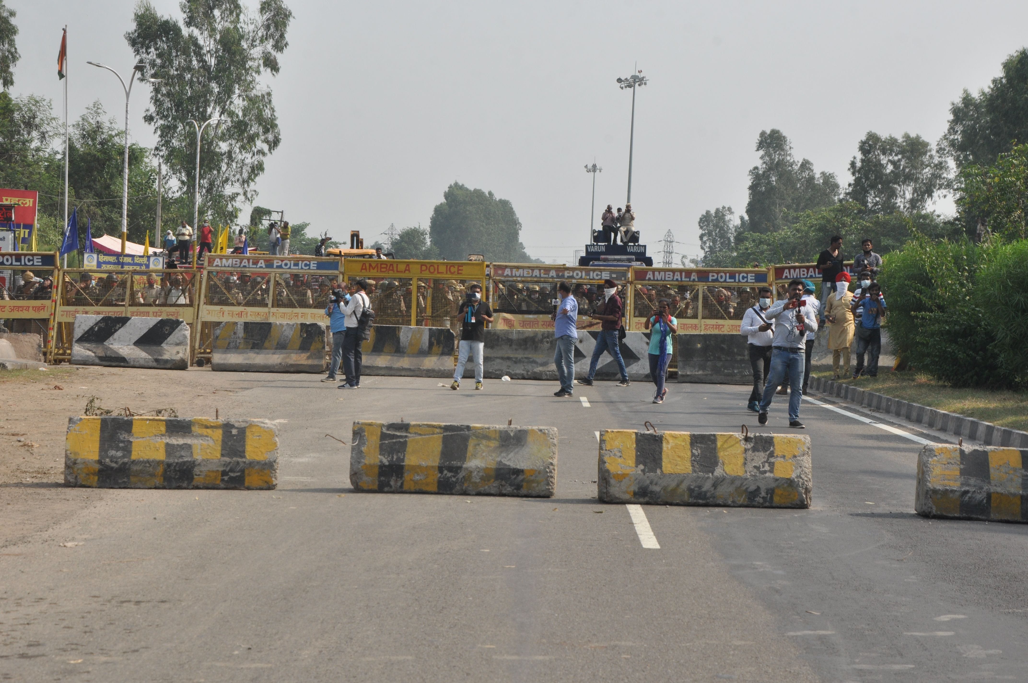 अंबाला बॉर्डर पर बैरिकेड लगाकर बंद किया गया हाईवे। अंबाला बॉर्डर पर बैरिकेड लगाकर बंद किया गया हाईवे।