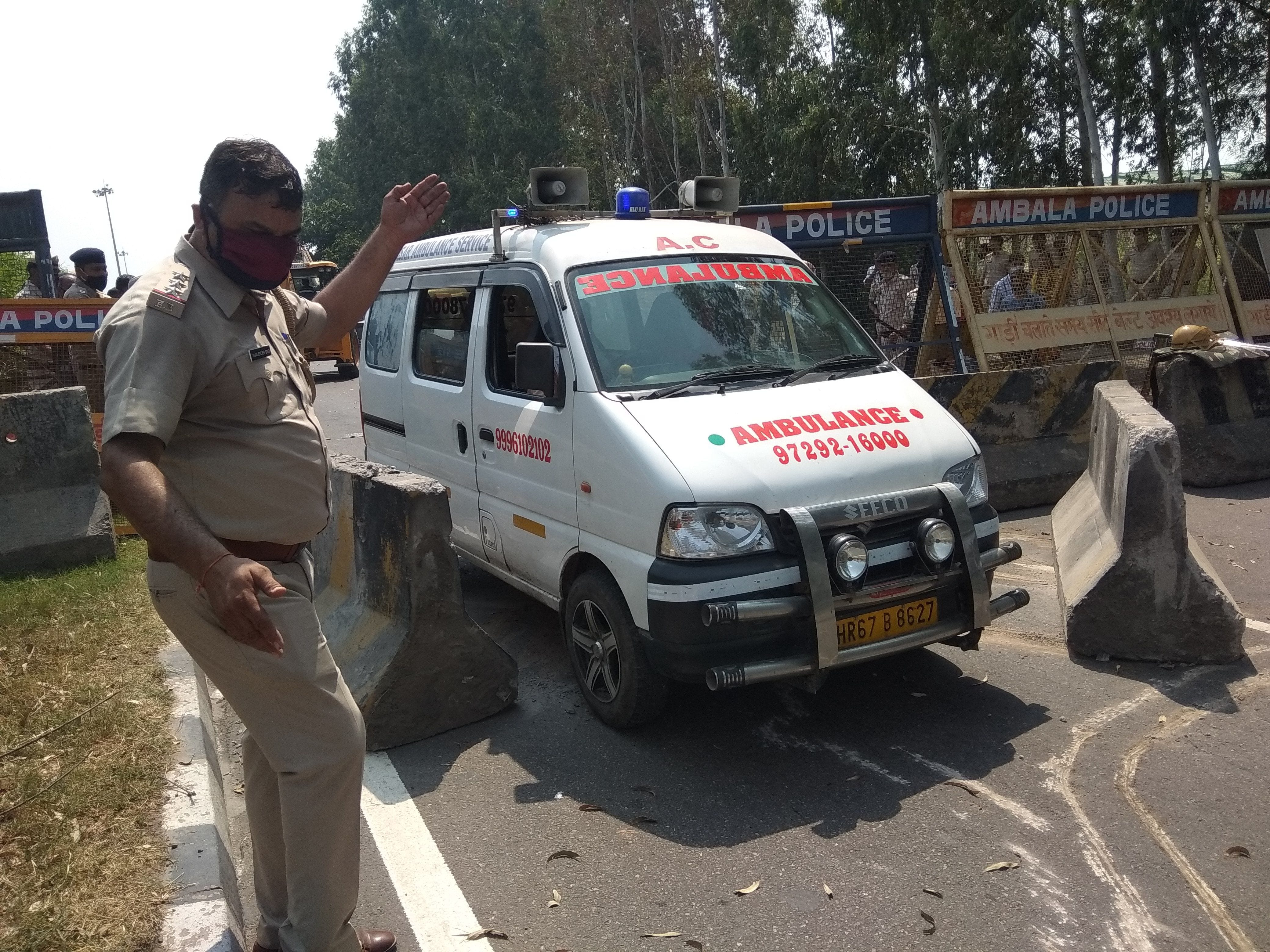 झरमड़ी के पास अंबाला की ओर से आई एंबुलेंस को निकलवाती पुलिस। झरमड़ी के पास अंबाला की ओर से आई एंबुलेंस को निकलवाती पुलिस।