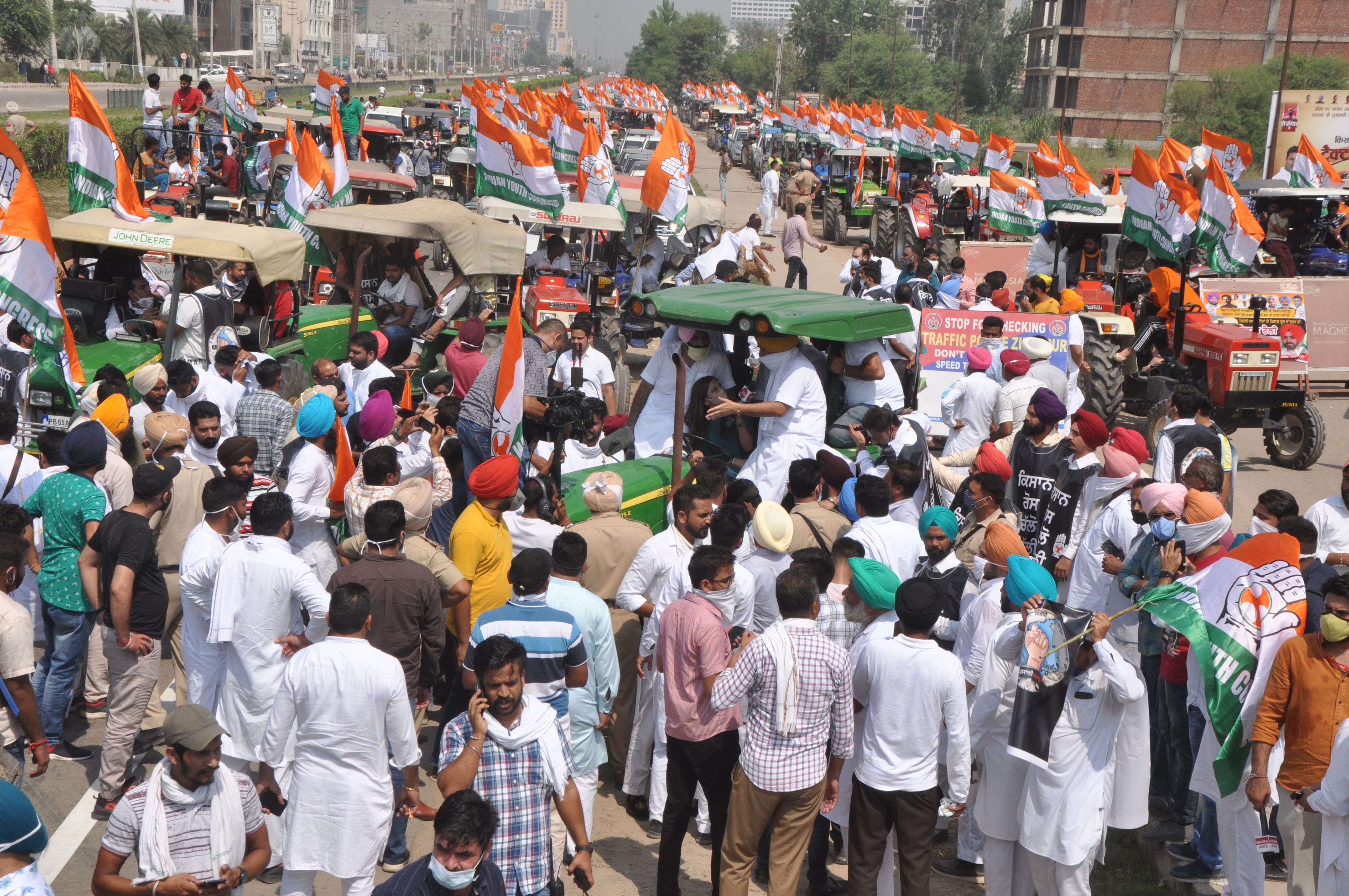 बिना मास्क व सामाजिक दूरी के रैली में इकट्ठा हुए लोग। बिना मास्क व सामाजिक दूरी के रैली में इकट्ठा हुए लोग।