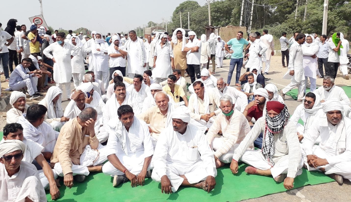 बड़ौदा गांव के पास जींद-पटियाला नेशनल हाईवे जाम करते किसान और आढ़ती।