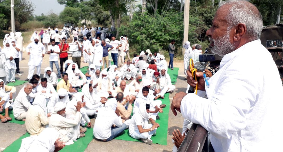  धरने को संबोधित करते फूल सिंह श्योकंद।