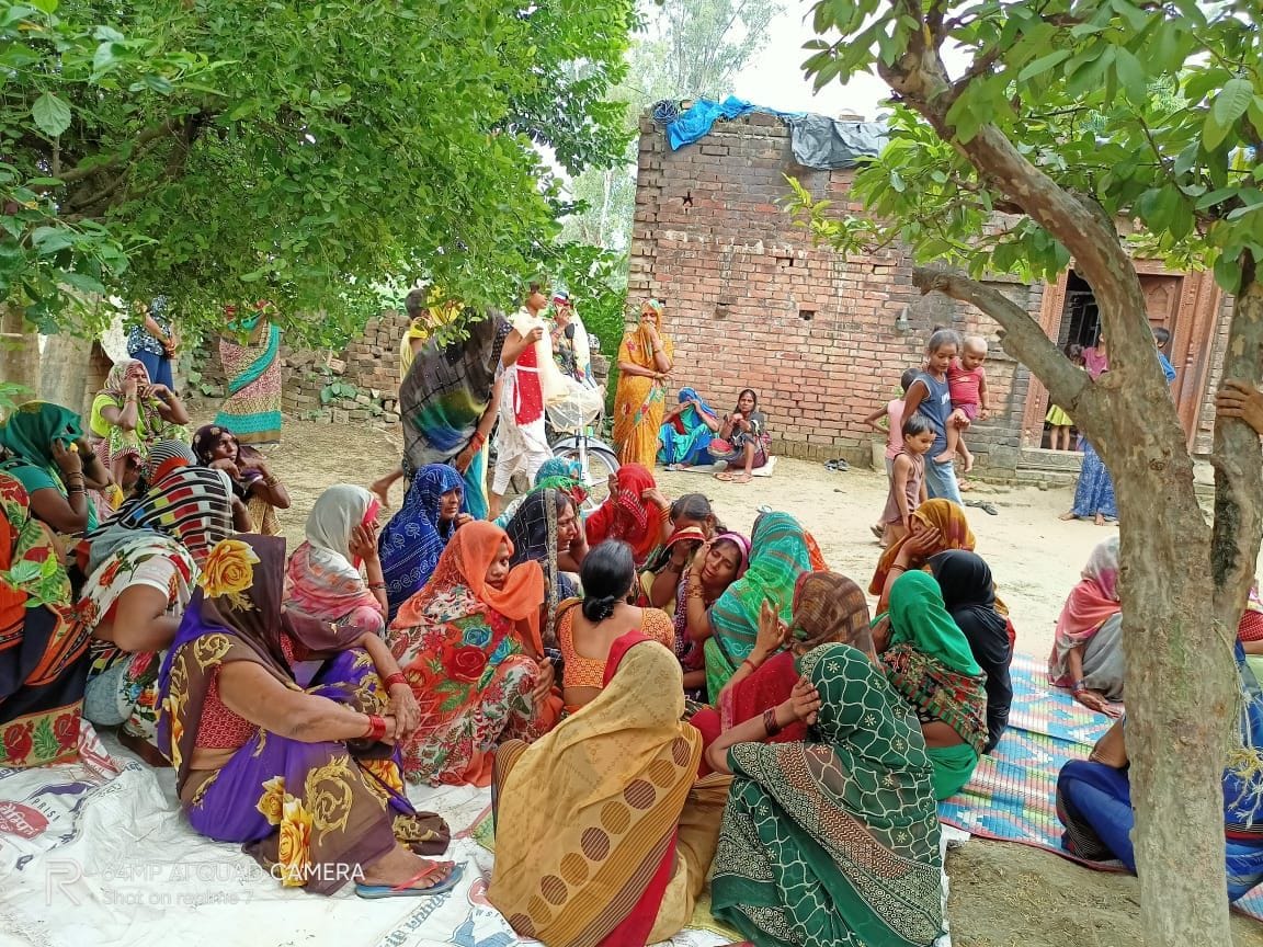 कोहडौर के रामापुर में सड़क हादसे में युवक की मौत के बाद घर पर जुटी भीड़। कोहडौर के रामापुर में सड़क हादसे में युवक की मौत के बाद घर पर जुटी भीड़।