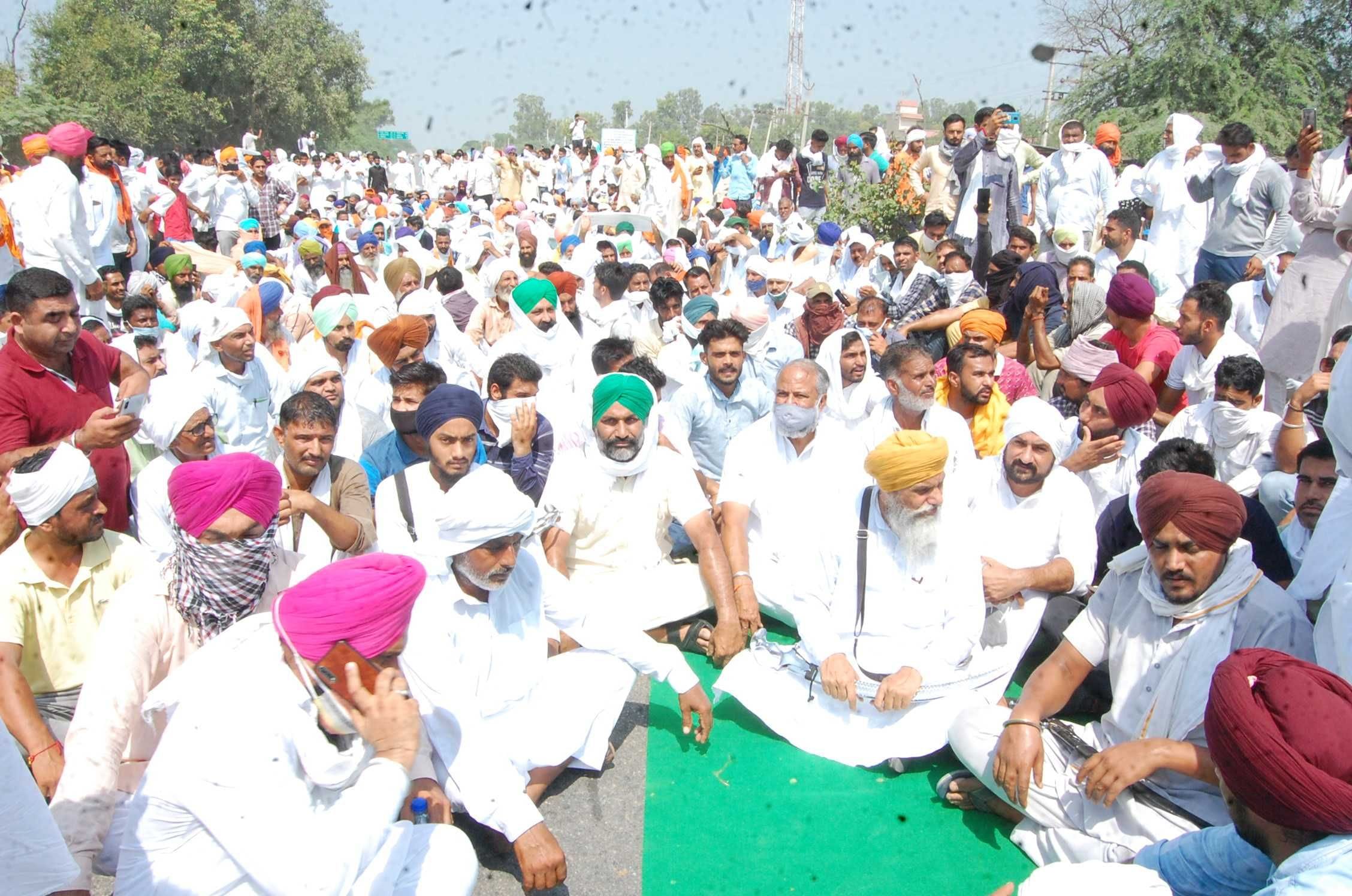 राष्ट्रीय राजमार्ग जाम कर धरन पर बैठे किसान। राष्ट्रीय राजमार्ग जाम कर धरन पर बैठे किसान।