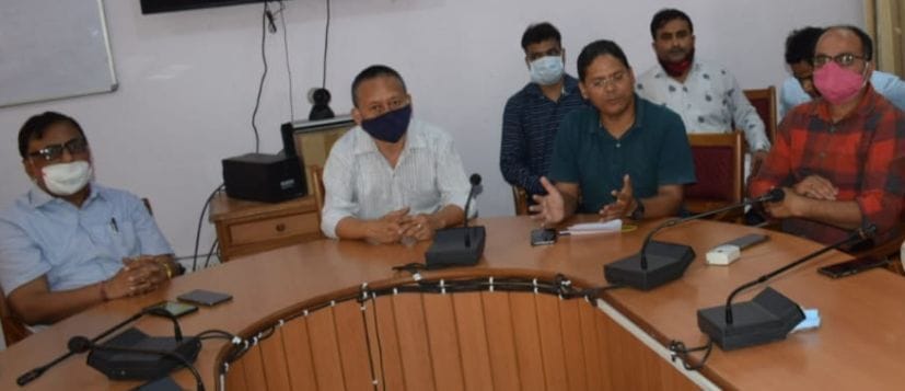 रुद्रपुर में राज्य कर विभाग के सभागार में पत्रकार वार्ता करते एडिशनल कमिश्नर और अन्य। रुद्रपुर में राज्य कर विभाग के सभागार में पत्रकार वार्ता करते एडिशनल कमिश्नर और अन्य।