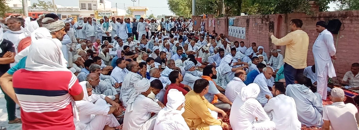  नई अनाज मंडी गेट पर धरना देते किसान और आढ़ती।