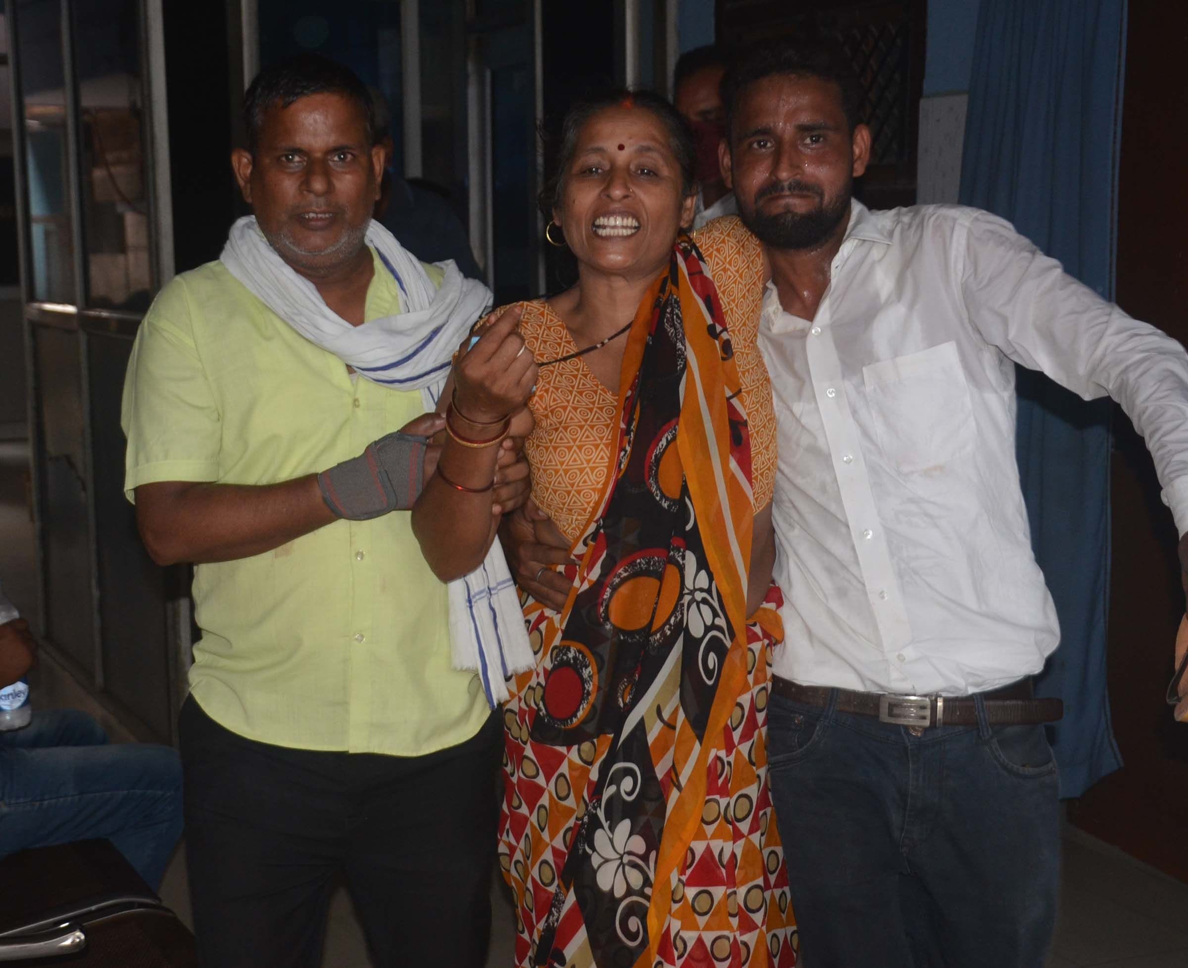 चारू नर्सिंग होम में इलाज के दौरान महिला की मौत के बाद बिलखते परिजन। चारू नर्सिंग होम में इलाज के दौरान महिला की मौत के बाद बिलखते परिजन।