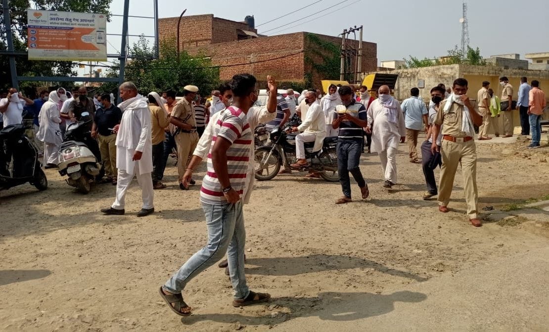 जिला परिषद की चेयरपर्सन के बेटे के पोस्टमार्टम के दौरान सफीदों के नागरिक अस्पताल में  जुटी लोगों 