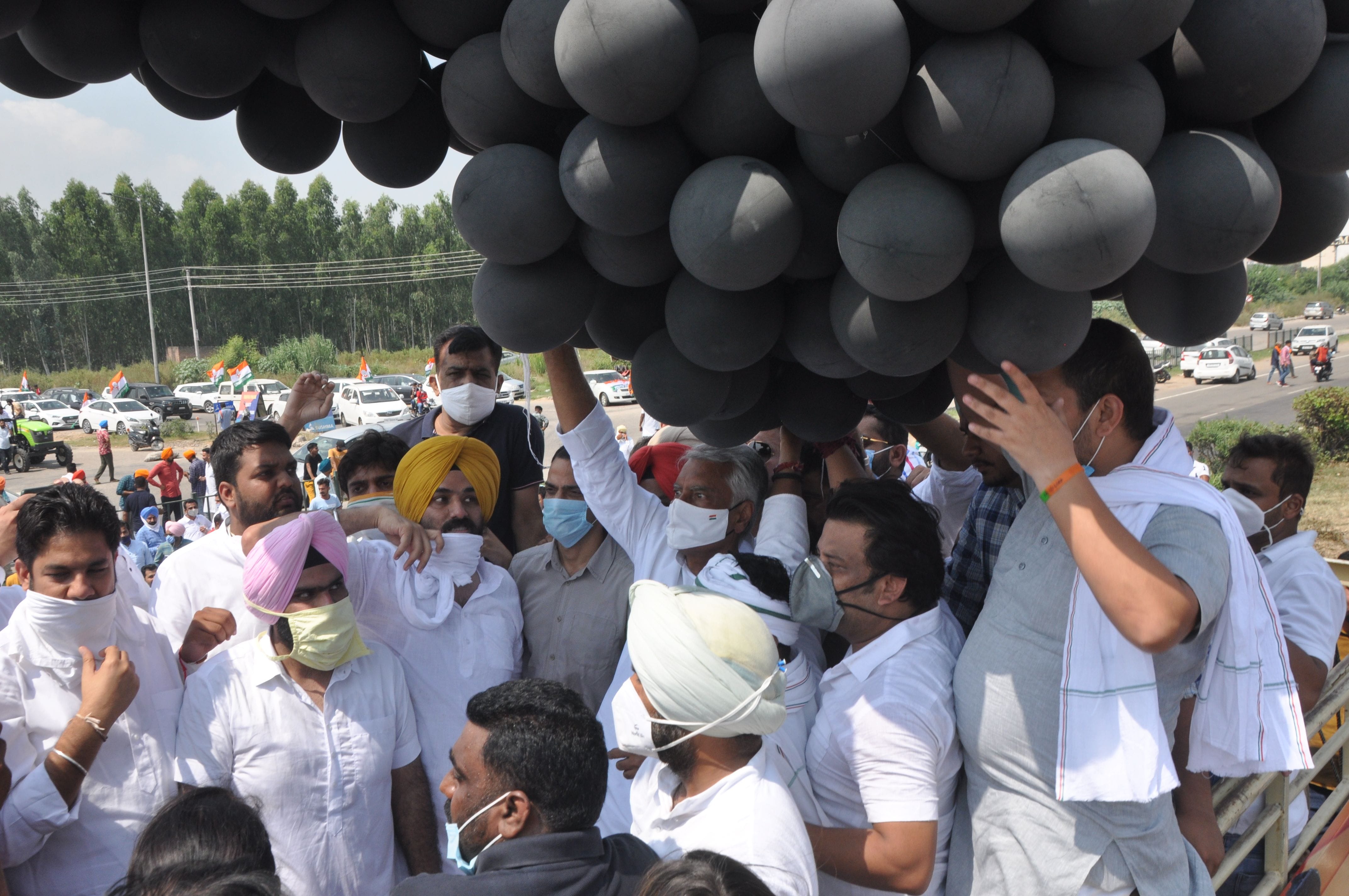 काले गुब्बारे छोड़ रैली शुरू करते सुनील जाखड़ व अन्य। काले गुब्बारे छोड़ रैली शुरू करते सुनील जाखड़ व अन्य।