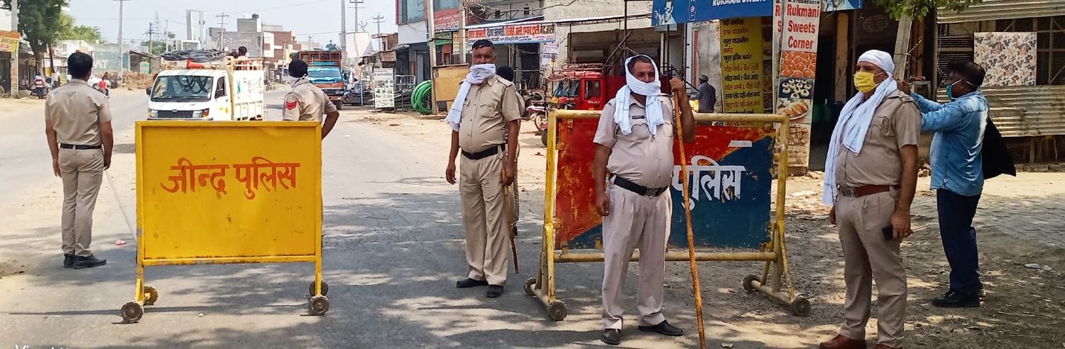  पुलिस द्वारा एक तरफ लगाया गया नाका।