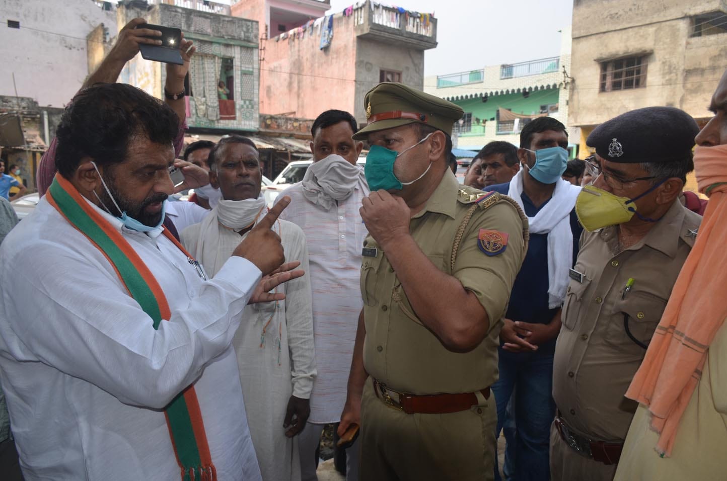 मुजफ्फरनगर : मोरना में पुलिस से घटना का जल्द से जल्द खुलासा करने के लिए कहते भाजपा नेता मुखिया गुर? मुजफ्फरनगर : मोरना में पुलिस से घटना का जल्द से जल्द खुलासा करने के लिए कहते भाजपा नेता मुखिया गुर?