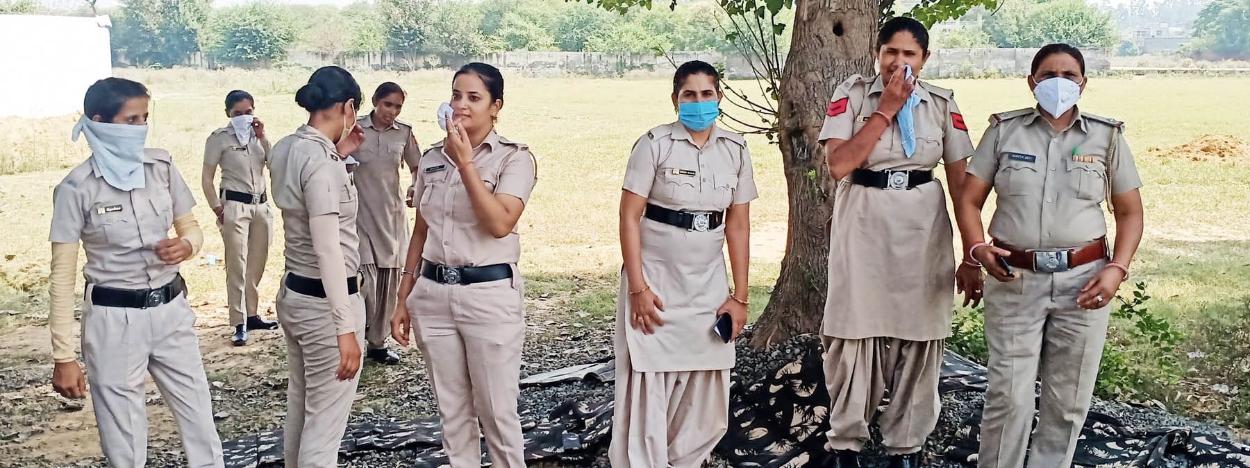  किसानों द्वारा सड़क जाम के दौरान सुरक्षा में तैनात महिला पुलिस कर्मचारी।