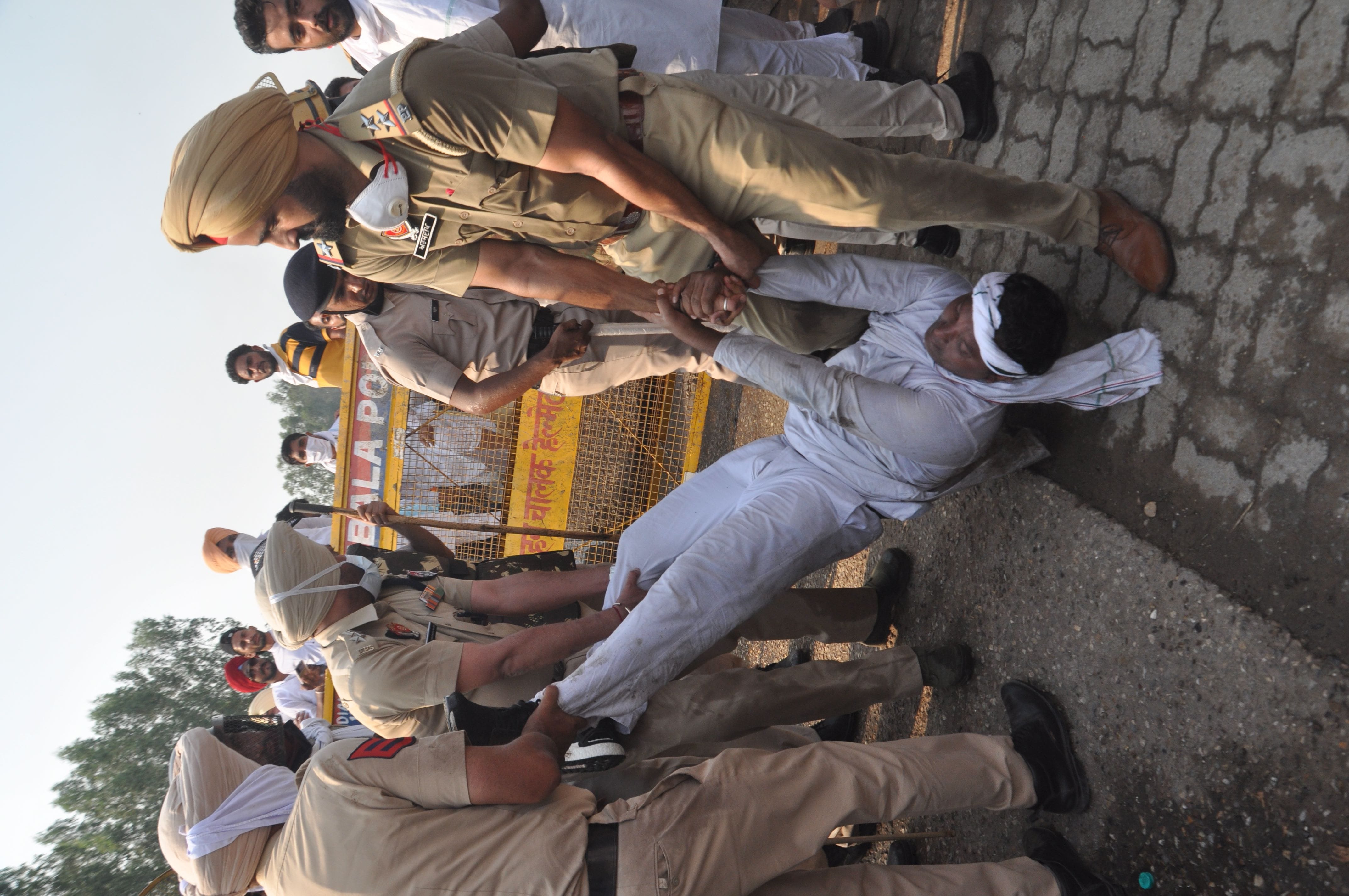 कांग्रेसी नेताओं को गिरफ्तार कर ले जाती पंजाब पुलिस। कांग्रेसी नेताओं को गिरफ्तार कर ले जाती पंजाब पुलिस।