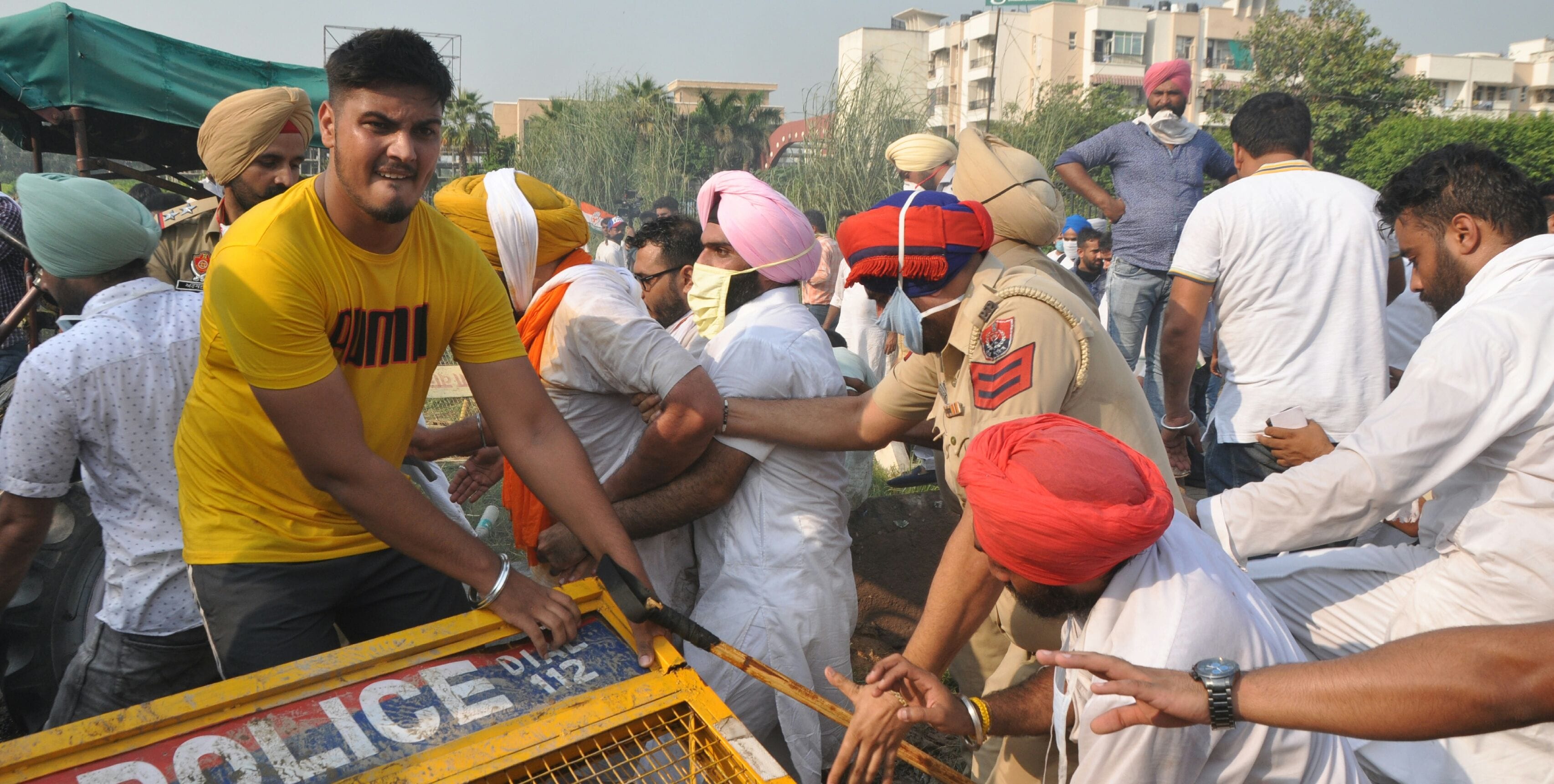 कांग्रेसी नेताओं को गिरफ्तार कर ले जाती पुलिस। कांग्रेसी नेताओं को गिरफ्तार कर ले जाती पुलिस।