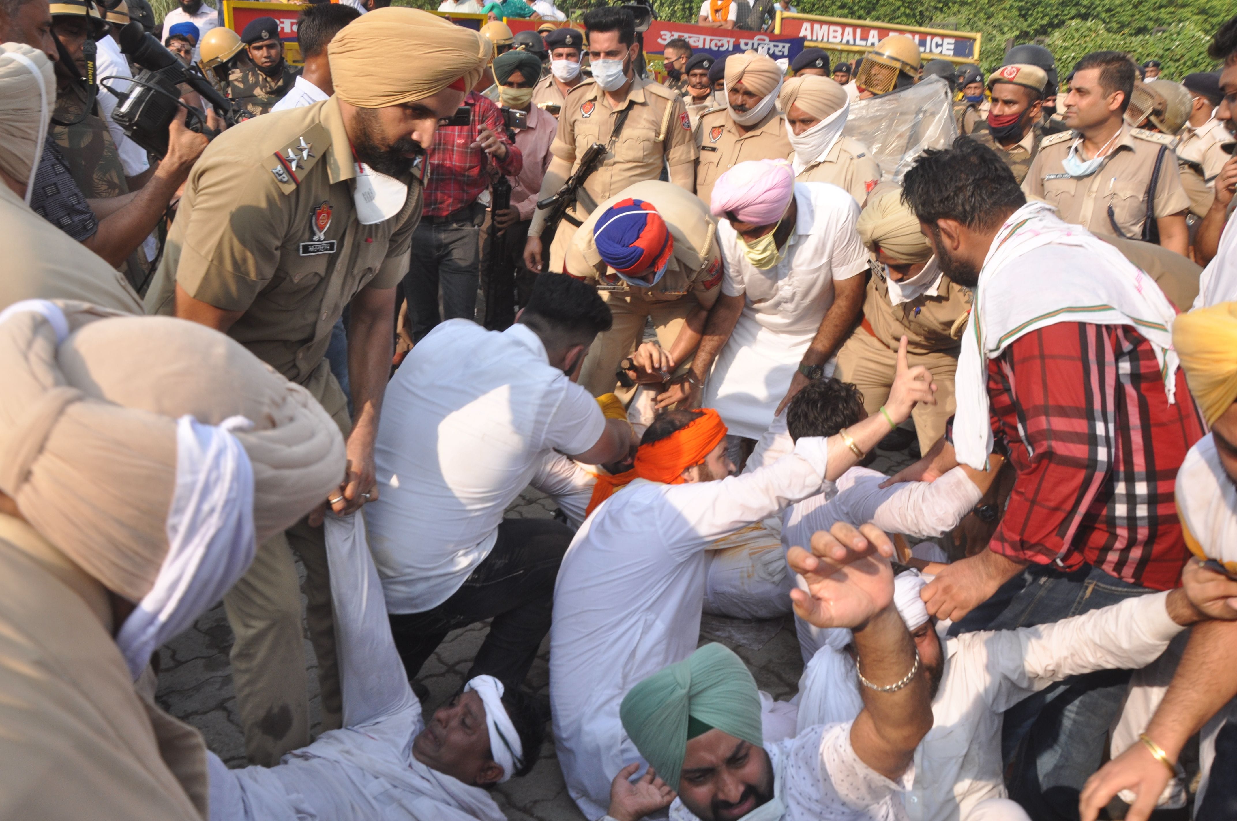 कांग्रेसी नेताओं को गिरफ्तार कर ले जाती पुलिस। कांग्रेसी नेताओं को गिरफ्तार कर ले जाती पुलिस।