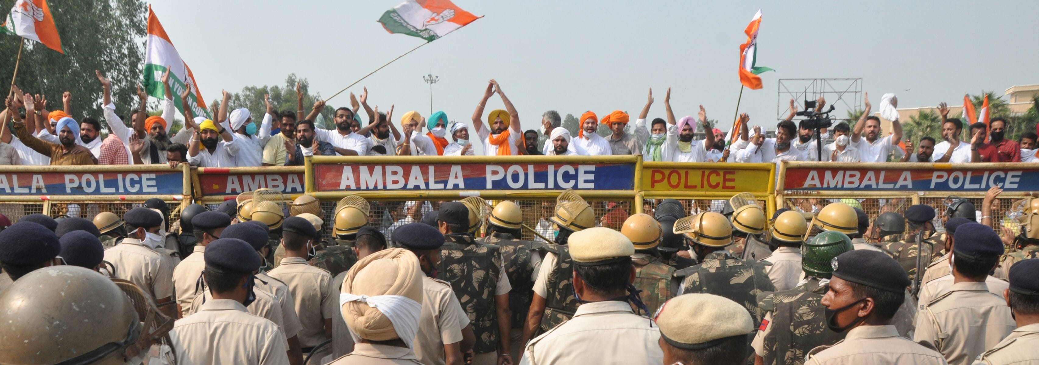 कांग्रेसी नेता व कार्यकर्ताओं को दिल्ली जाने से रोकती हरियाणा पुलिस। कांग्रेसी नेता व कार्यकर्ताओं को दिल्ली जाने से रोकती हरियाणा पुलिस।