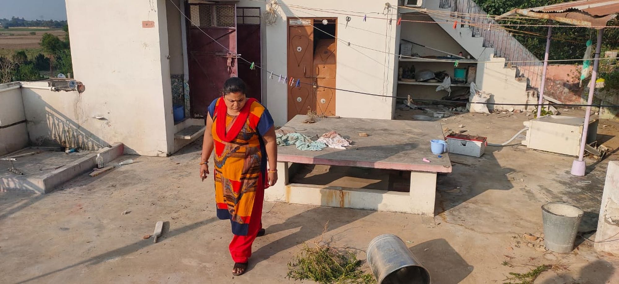 घटना के तीसरे दिन घर पहुंची आलोक की पत्नी रुचि टूटा सामान देखतीं घटना के तीसरे दिन घर पहुंची आलोक की पत्नी रुचि टूटा सामान देखतीं