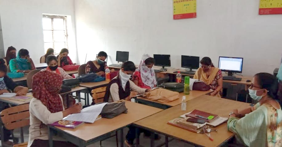 बिजनौर में सात महीने बाद आईटीआई खुलने पर कक्षा में पढ़ती छात्राएं। बिजनौर में सात महीने बाद आईटीआई खुलने पर कक्षा में पढ़ती छात्राएं।
