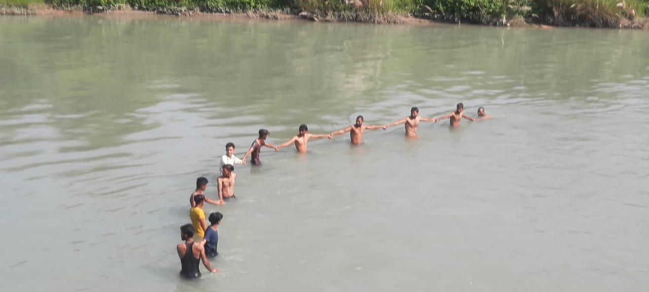 बेहट में नहर में डूबे युवक को तलाश करते गोताखोर बेहट में नहर में डूबे युवक को तलाश करते गोताखोर