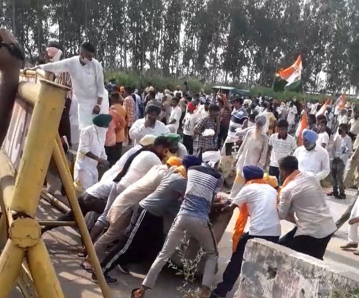 बैरीगेट को तोड़ते प्रर्दशनकारी।