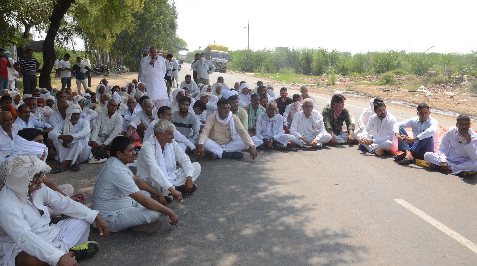 Farmers on roads, Dadri-Kanina road jammed for three hours in 38 degree temperature