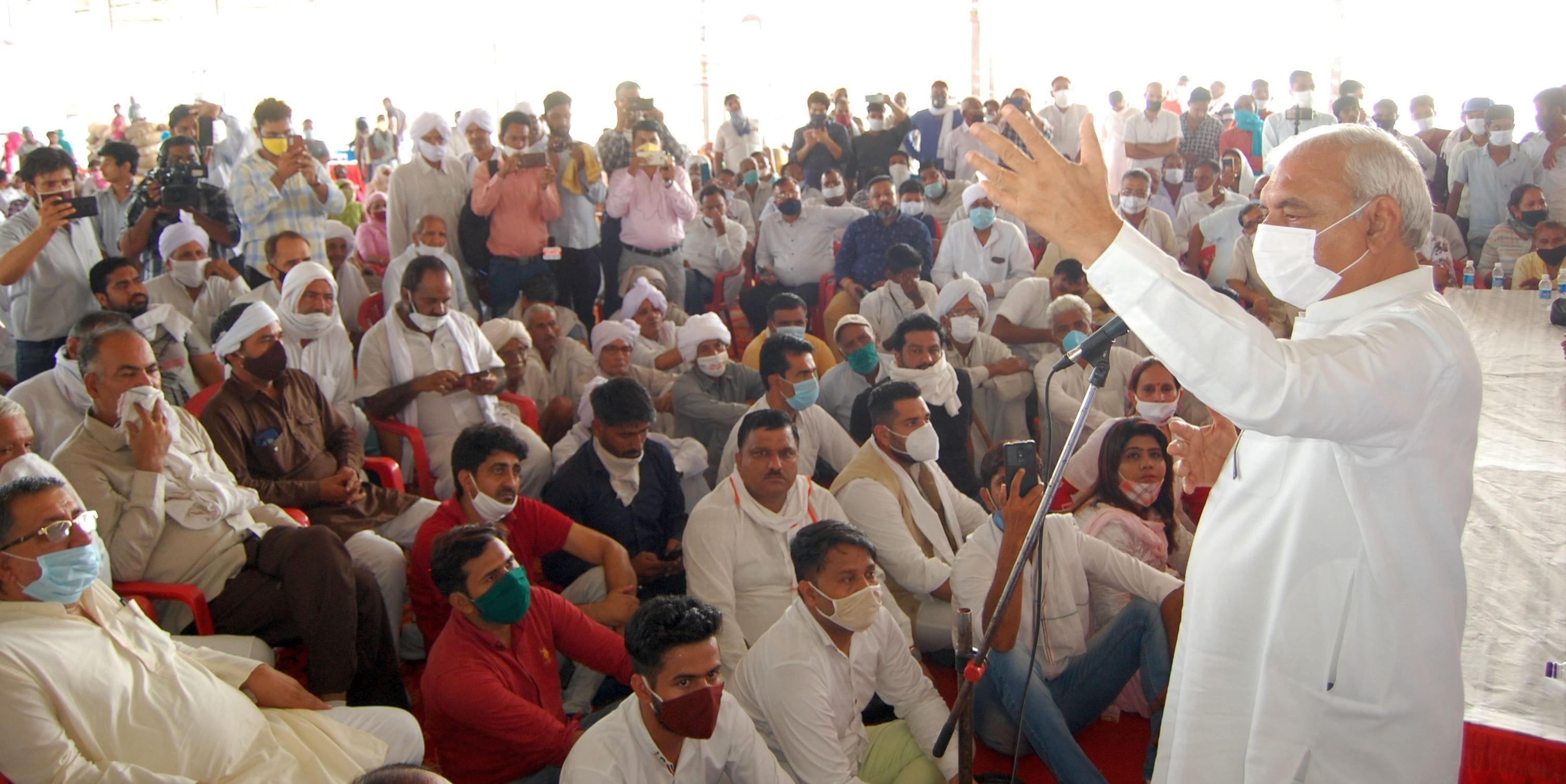 सोनीपत की नई अनाज मंडी में धरने के दौरान संबोधित करते पूर्व सीएम भूपेंद्र सिंह हुड्डा