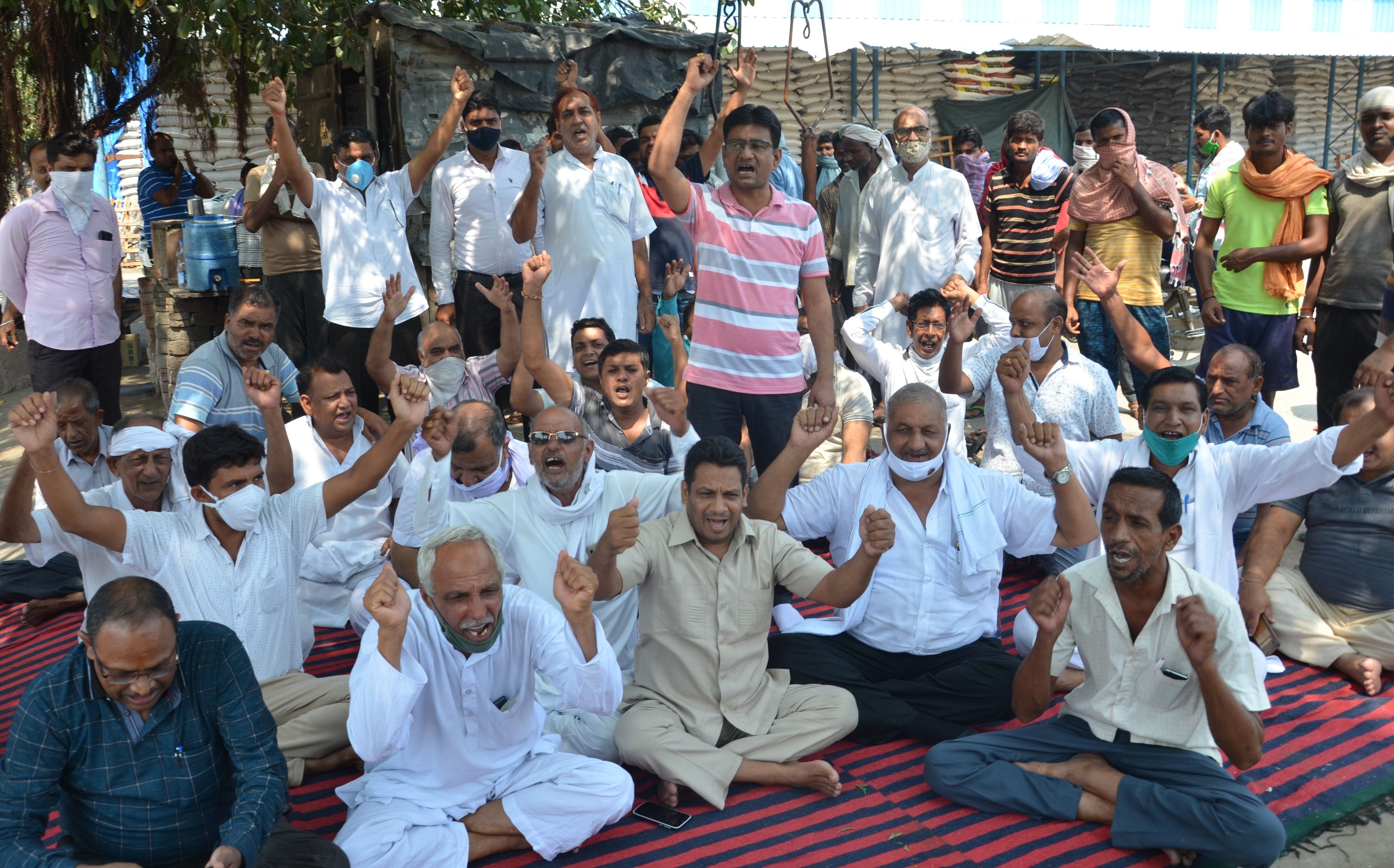 किसानों के समर्थन में नई अनाज मंडी में धरने पर बैठकर सरकार के खिलाफ नारेबाजी करते हुए आढ़ती। संवा