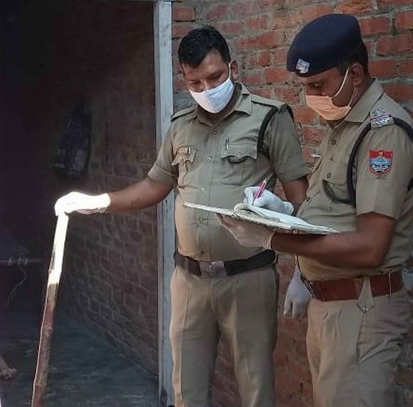 जसपुर में घटना स्थल पर जांच करते हत्या में प्रयुक्त डंडा बरामद करते पुलिसकर्मी। संवाद जसपुर में घटना स्थल पर जांच करते हत्या में प्रयुक्त डंडा बरामद करते पुलिसकर्मी। संवाद