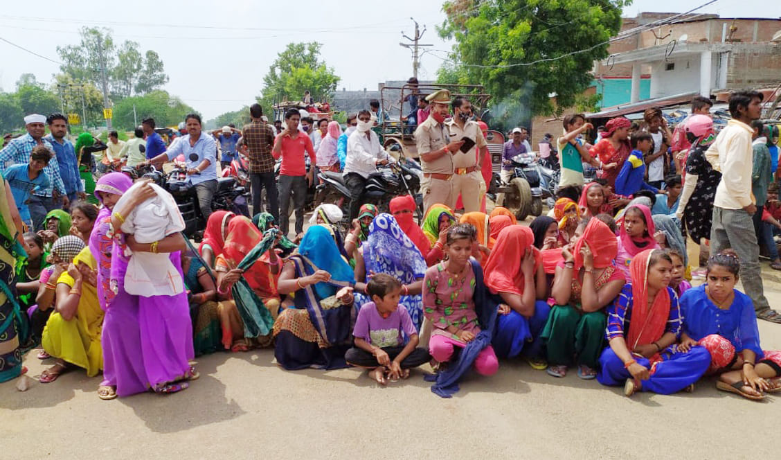 सड़क पर जाम लगा कर बैठे जुगपुरा मोहल्ले वासी