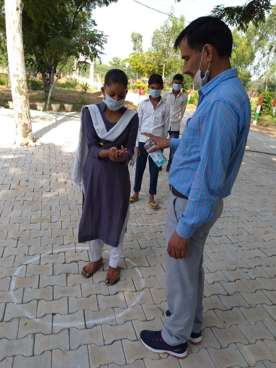 मनोहरपुर के राजकीय स्कूल में विद्यार्थियों के हाथ सैनिटाइज करवाता कर्मचारी। मनोहरपुर के राजकीय स्कूल में विद्यार्थियों के हाथ सैनिटाइज करवाता कर्मचारी।