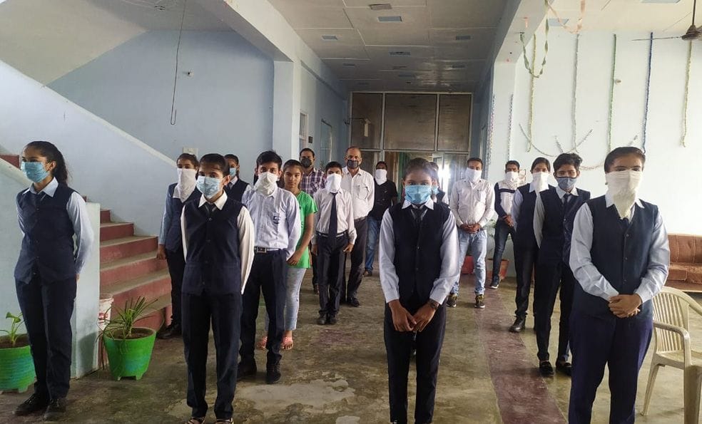 महर्षि लोमश स्कूल लोधर में मास्क पहन कर पहुंचे विद्यार्थी। महर्षि लोमश स्कूल लोधर में मास्क पहन कर पहुंचे विद्यार्थी।