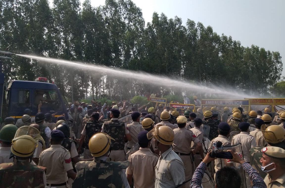 प्रर्दशनकारियों को रोकने के लिए वॉटरकैनन का सहारा लेती पुलिस।