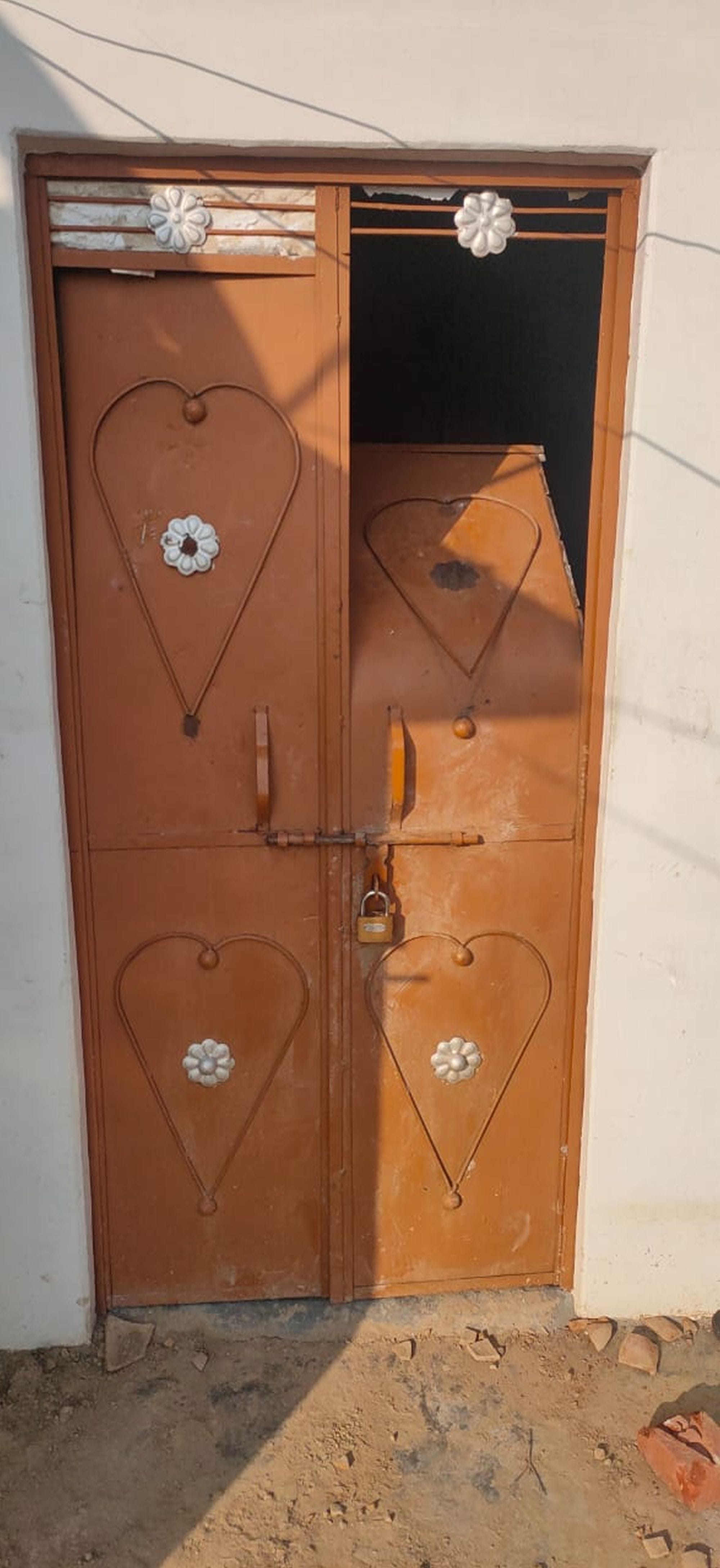 उपद्रवियों द्वारा आलोक के घर का तोड़ा गया दरवाजा उपद्रवियों द्वारा आलोक के घर का तोड़ा गया दरवाजा