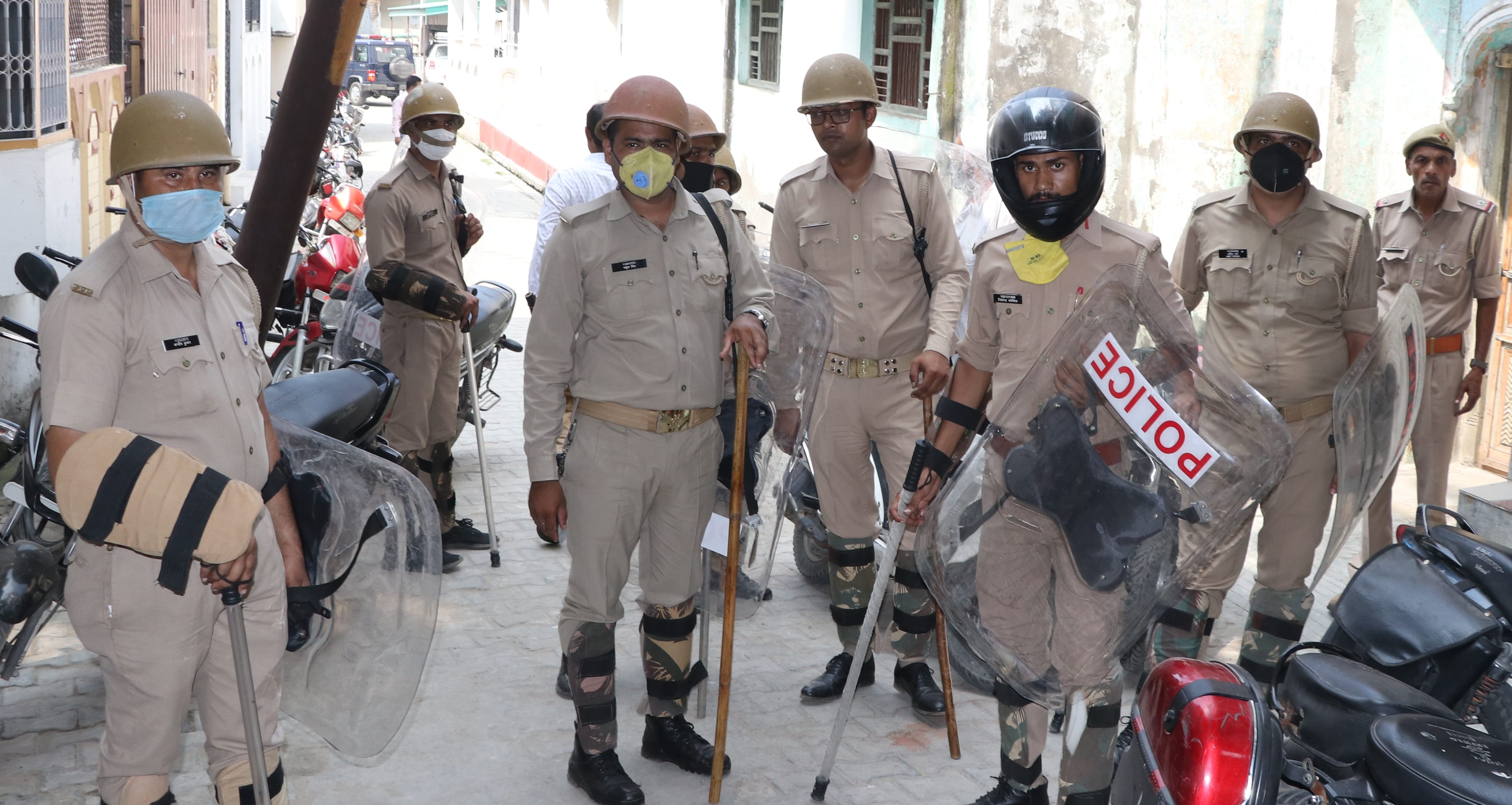 बिजनौर में सपा के धरने के दौरान अध्यक्ष के आवास पर तैनात पुलिस। बिजनौर में सपा के धरने के दौरान अध्यक्ष के आवास पर तैनात पुलिस।