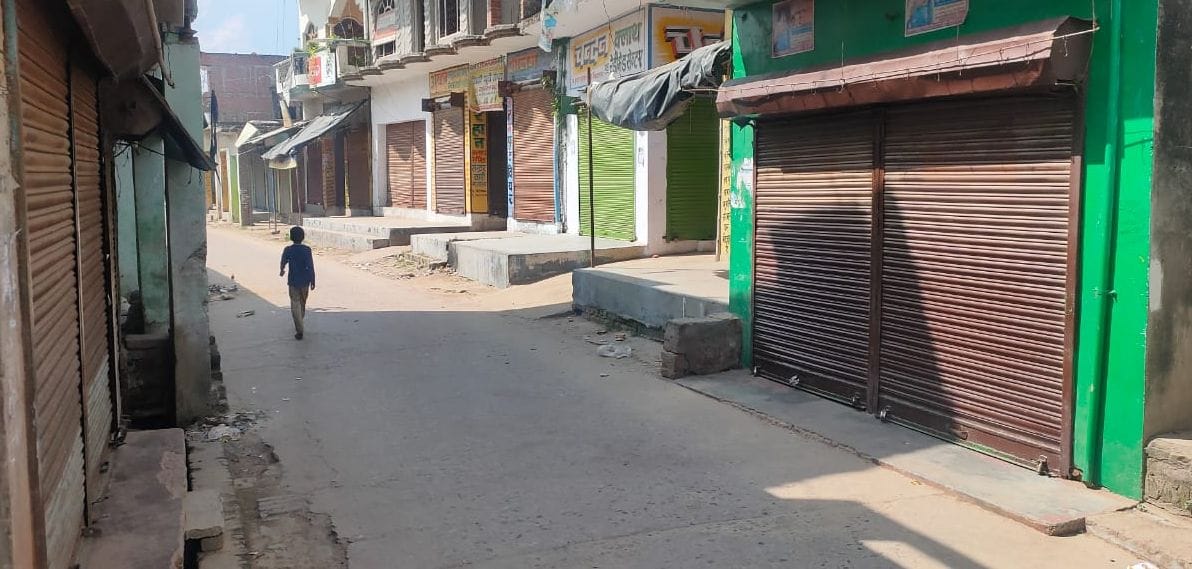 मकनपुर का बंद बाजार। 