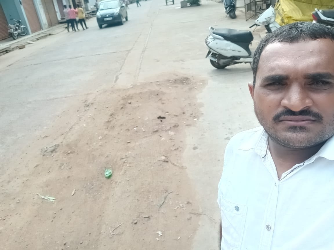 मातव सिंह, दिगंबर पैलेस के सामने तालाबपुरा रोड। जल निगम द्वारा पाइप सुधारकर गड्ढा नहीं भरवाया गय? मातव सिंह, दिगंबर पैलेस के सामने तालाबपुरा रोड। जल निगम द्वारा पाइप सुधारकर गड्ढा नहीं भरवाया गय?