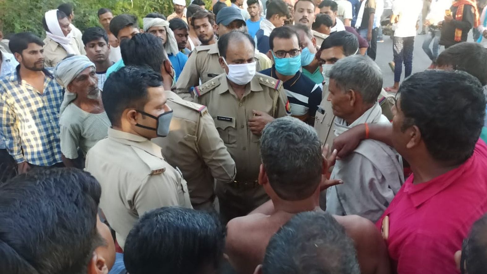 दुर्घटना के बाद जाम लगाए लोगों को समझाते एसओ। संवाद