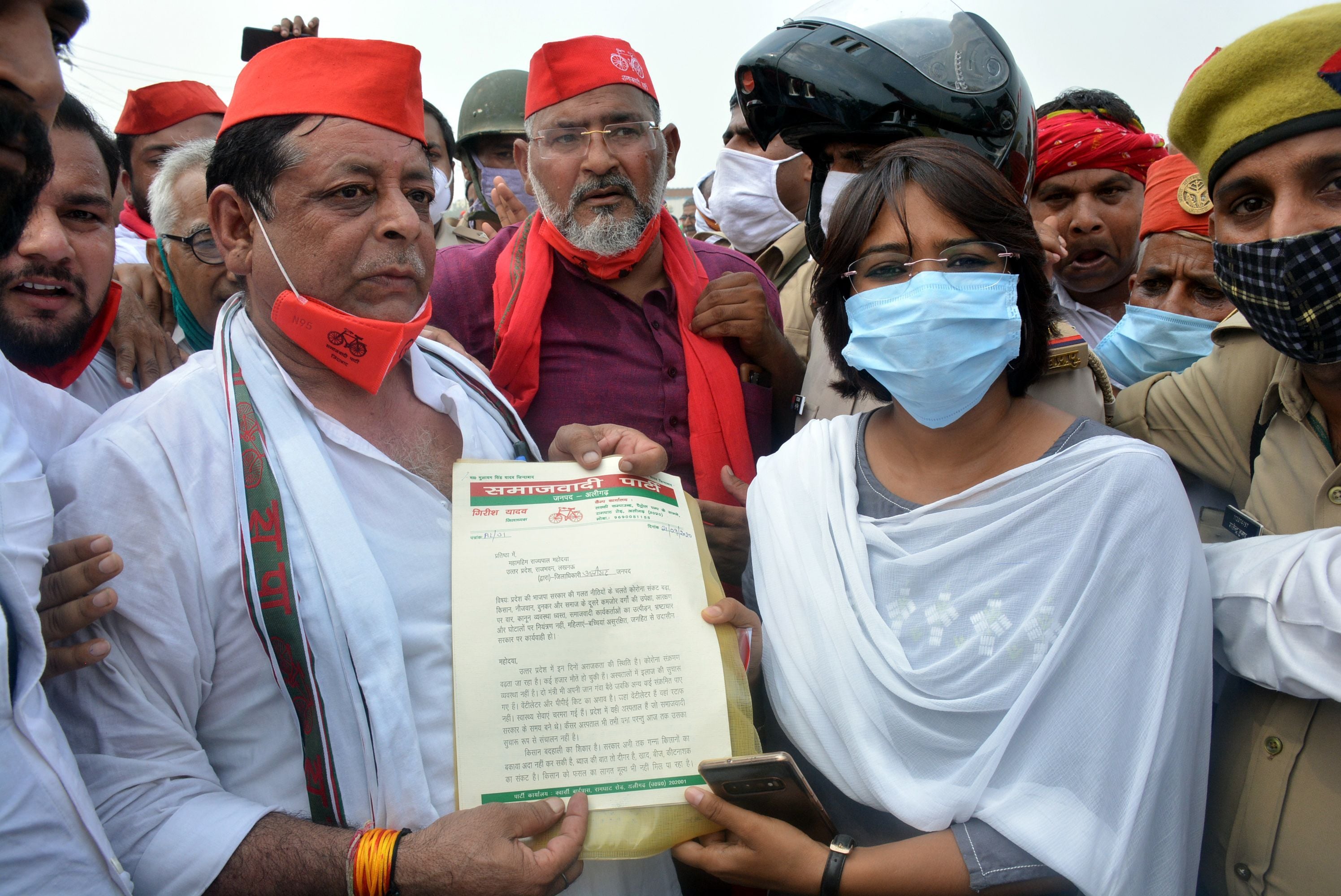 एसडीएम कोल अनीता यादव को ज्ञापन देते सपाई। एसडीएम कोल अनीता यादव को ज्ञापन देते सपाई।