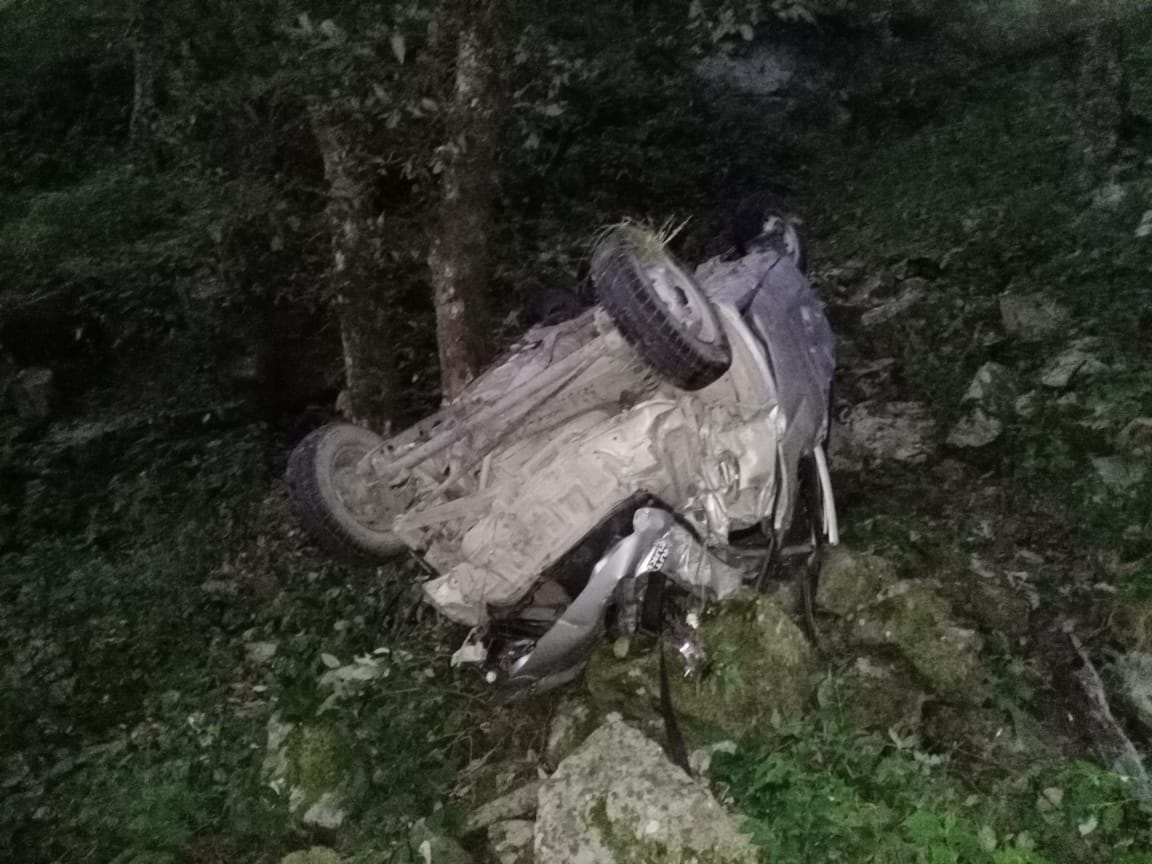 सल्ट के नौकुचिया भीमपाव के पास खाई में दुर्घटनाग्रस्त कार। सल्ट के नौकुचिया भीमपाव के पास खाई में दुर्घटनाग्रस्त कार।