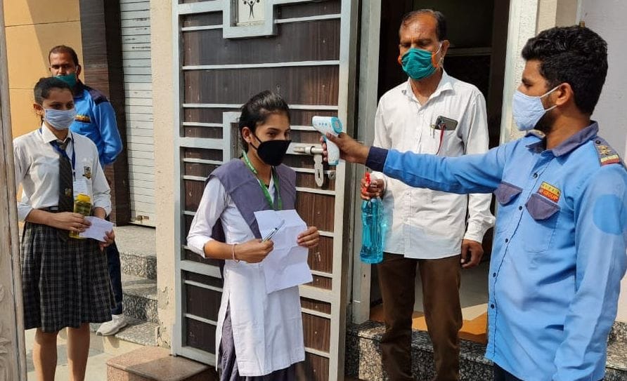 शामली सिल्वर वेल्स स्कूल में परीक्षा देने आई छात्राओं की थर्मल स्कैंनिक करते गार्ड