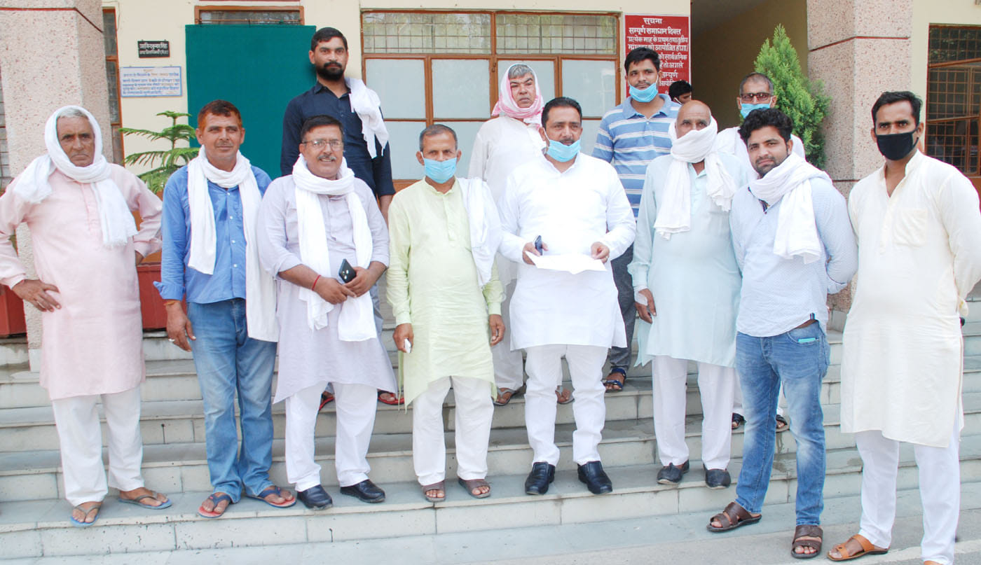 शामली कलक्ट्रेट में ज्ञापन देने पहुंचे पूर्व जिला पंचायत सदस्य वीर सिंह मलिक। शामली कलक्ट्रेट में ज्ञापन देने पहुंचे पूर्व जिला पंचायत सदस्य वीर सिंह मलिक।
