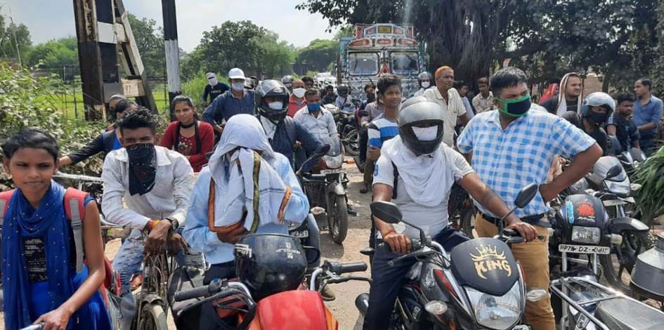 रेलवे क्रासिंग मार्ग पर लगा जाम