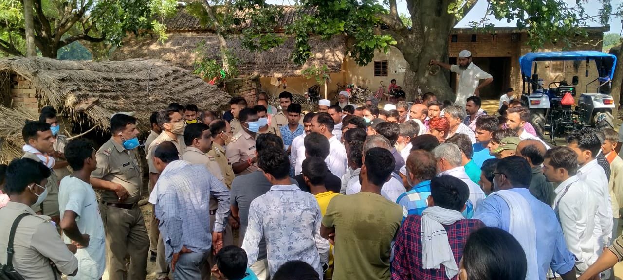 लालगंज के बाबूतारा में अधेड़ का अंतिम संस्कार न किये जाने से घर पर जुटी रही भीड़। लालगंज के बाबूतारा में अधेड़ का अंतिम संस्कार न किये जाने से घर पर जुटी रही भीड़।