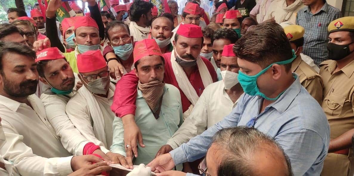 लालगंज तहसील में मांगों को लेकर तहसीलदार को ज्ञापन देते सपा के कार्यकर्ता।