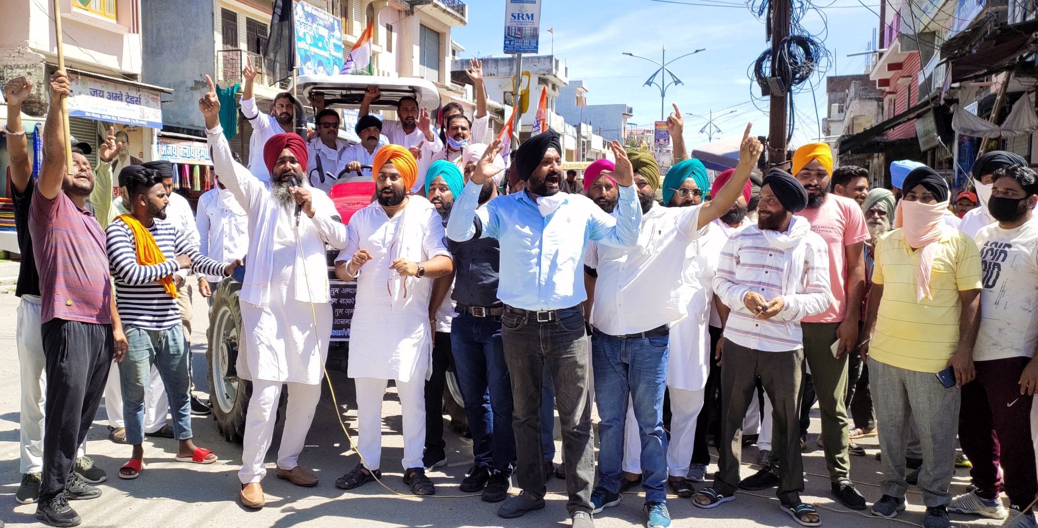 सितारगंज में आयोजित ट्रैक्टर रैली के दौरान प्रदर्शन करते कांग्रेसी। सितारगंज में आयोजित ट्रैक्टर रैली के दौरान प्रदर्शन करते कांग्रेसी।