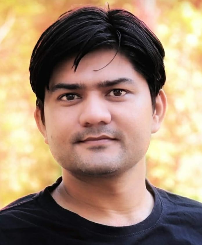 बिजनौर के प्राथमिक विद्यालय कासमपुर बीरू खालसा के इंचार्ज अध्यापक वैभव चौधरी।