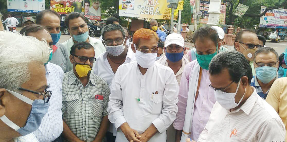 कलेक्ट्रेट में अधिकारी को ज्ञापन देने जाते व्यापारी कलेक्ट्रेट में अधिकारी को ज्ञापन देने जाते व्यापारी