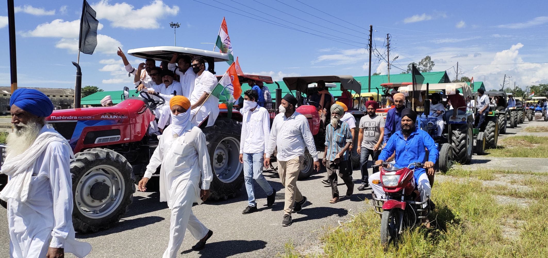 सितारगंज मंडी में जुलूस की शक्ल में पहुंची कांग्रेस की ट्रैक्टर रैली। सितारगंज मंडी में जुलूस की शक्ल में पहुंची कांग्रेस की ट्रैक्टर रैली।